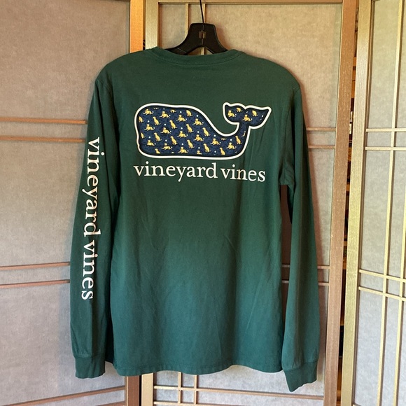 5/$25 Vineyard Vines long sleeve Tshirt, Golden Retriever print on whale - Picture 3 of 10